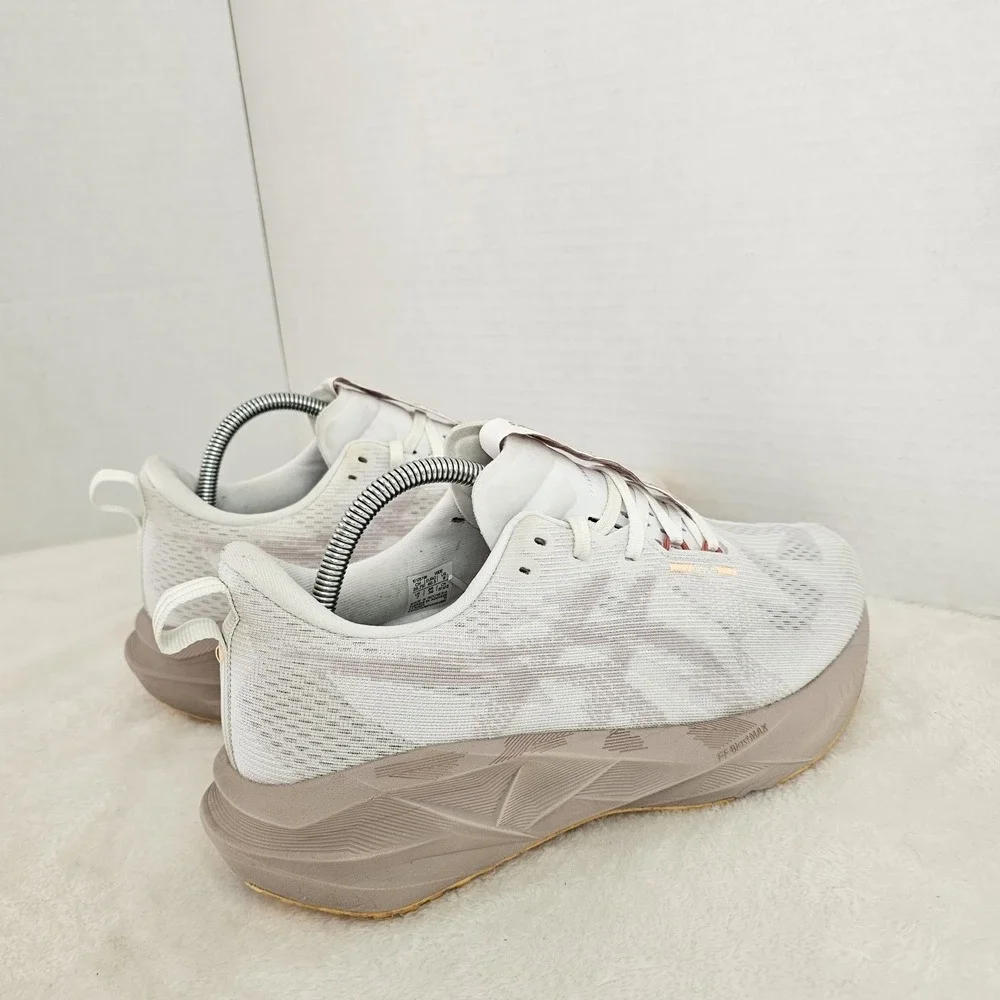 Asics women novablast